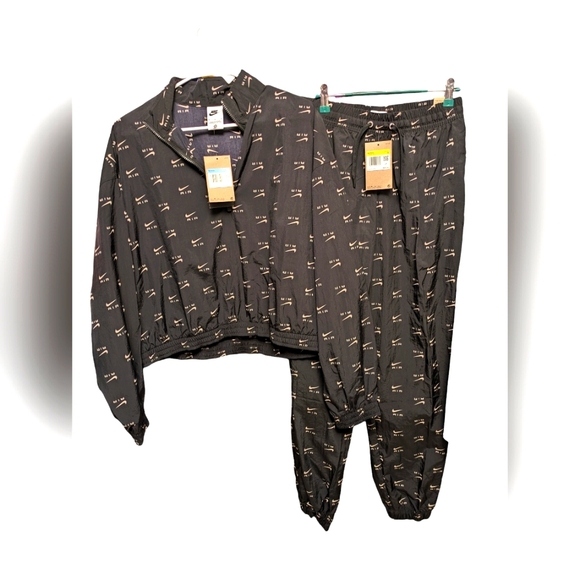 (NEW) Women's 2 Piece Nike Pants Set Size Small Jacket Size Medium - Picture 1 of 6